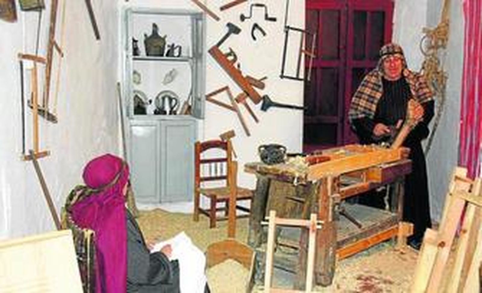 Los vecinos participan en una escena que da vida a la carpintería, en la recreación del año pasado.