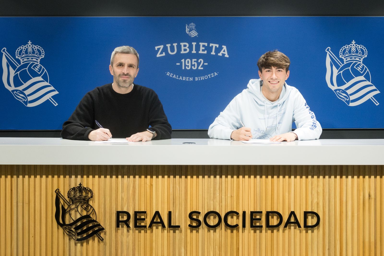 Mikel Rodríguez y el director de fútbol Erik Bretos, en la firma del nuevo contrato.