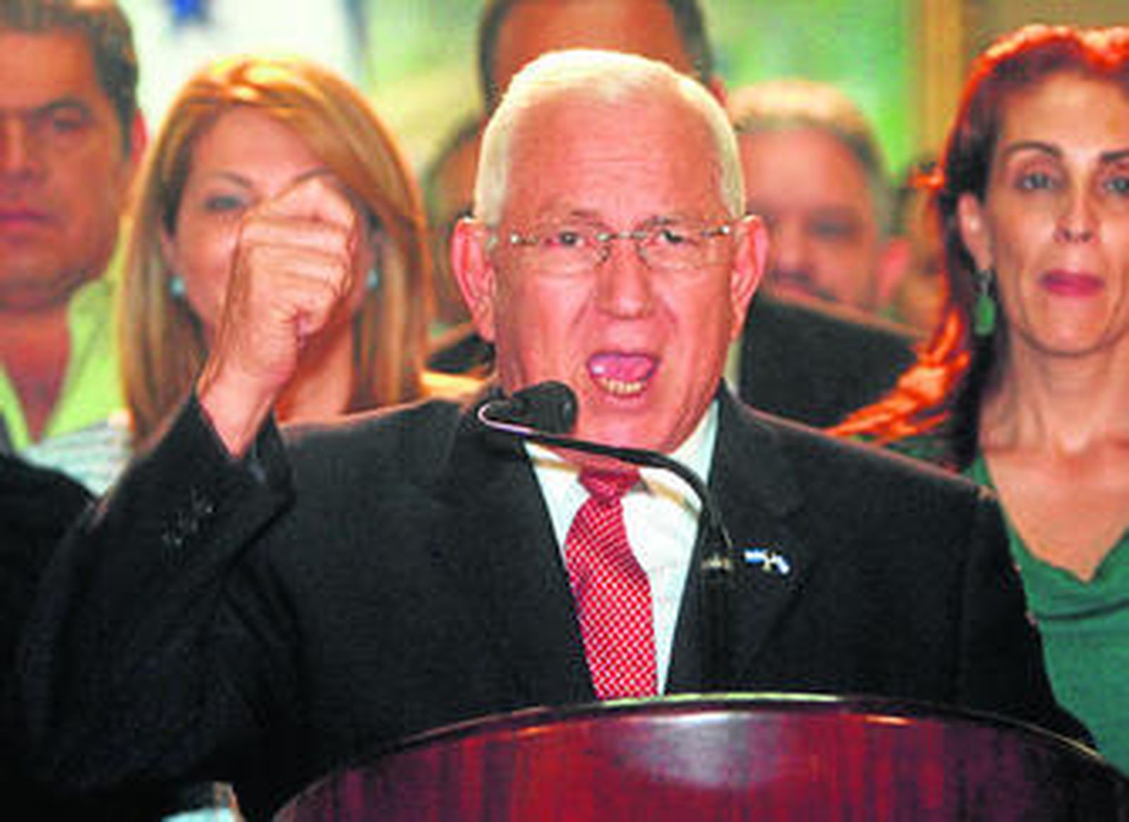 El presidente de facto de Honduras, Roberto Micheletti, anuncia su Gobierno de unidad en el palacio presidencial de Tegucigalpa.