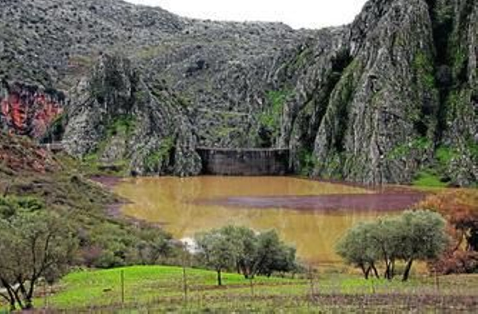 Imagen del pantano de Montejaque, ayer, repleto de agua.