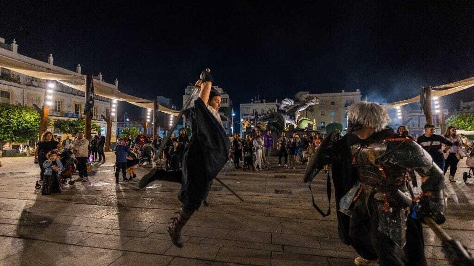 Recreación de 'El Reino de Gondor' de El Señor de los Anillos en la plaza del Rey de San Fernando.