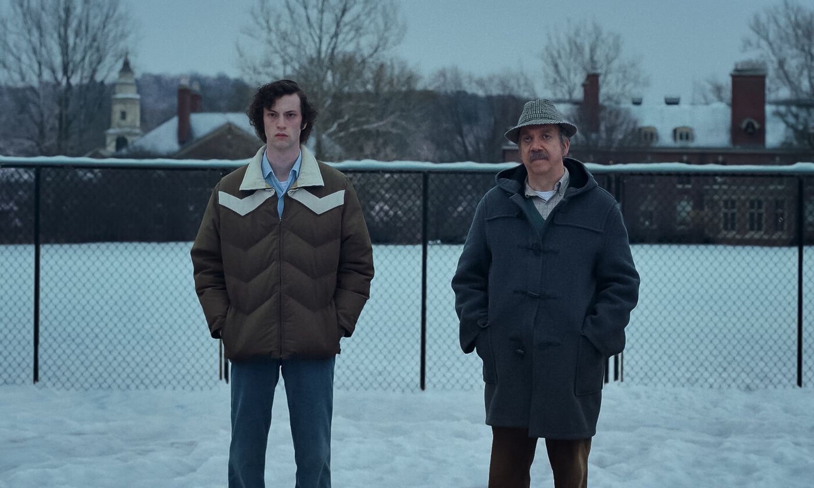 Dominic Sessa y Paul Giamatti, en 'Los que se quedan'.