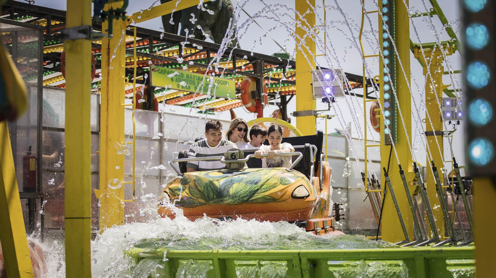 Mayores y pequeños disfrutan en las atracciones.