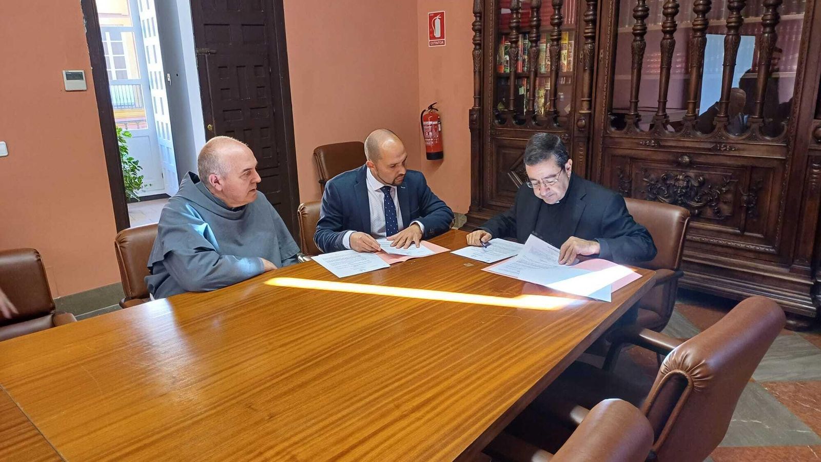 Acto de firma de concesión de la iglesia a la hermandad