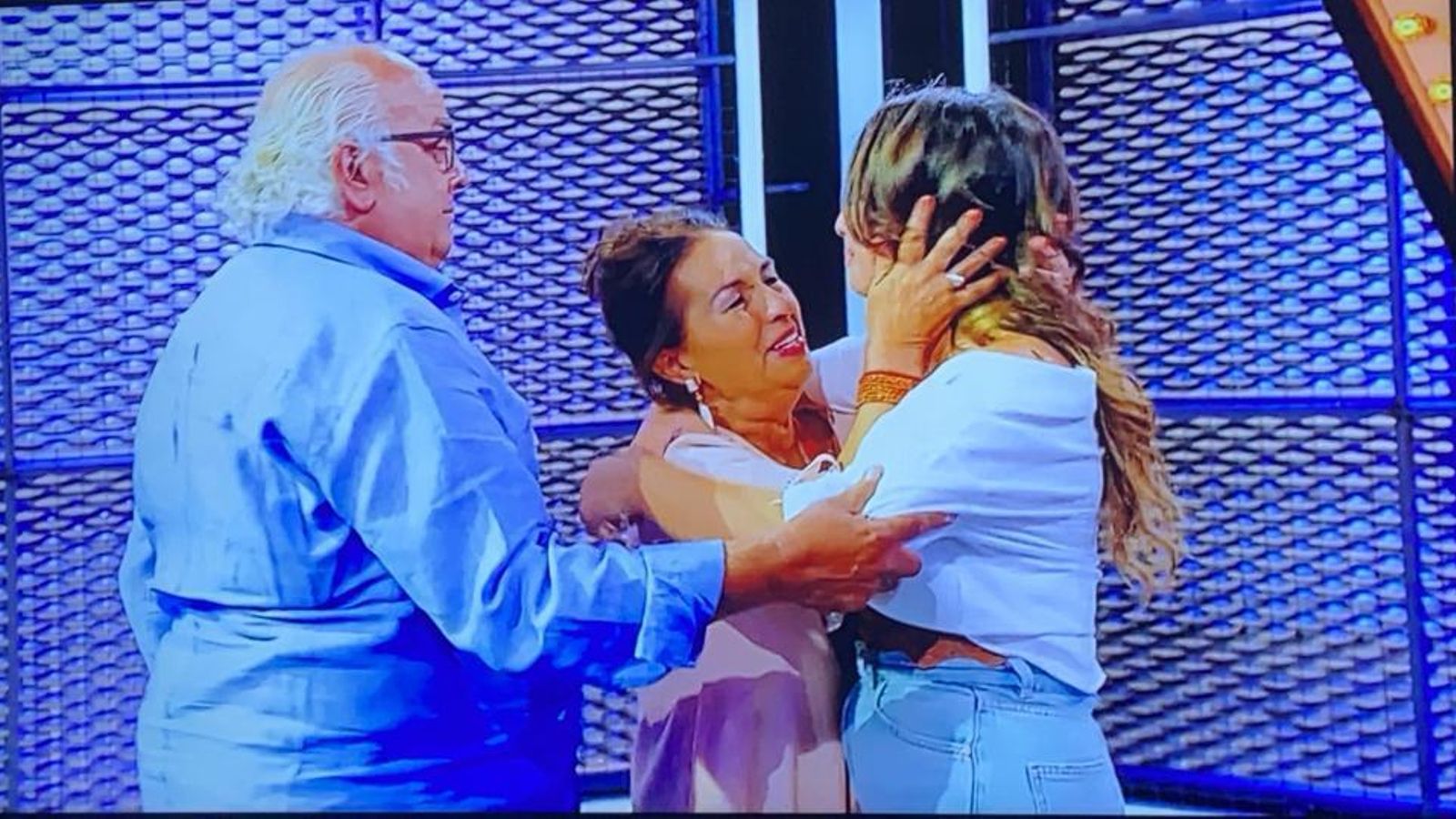 Tomasa, con sus padres.