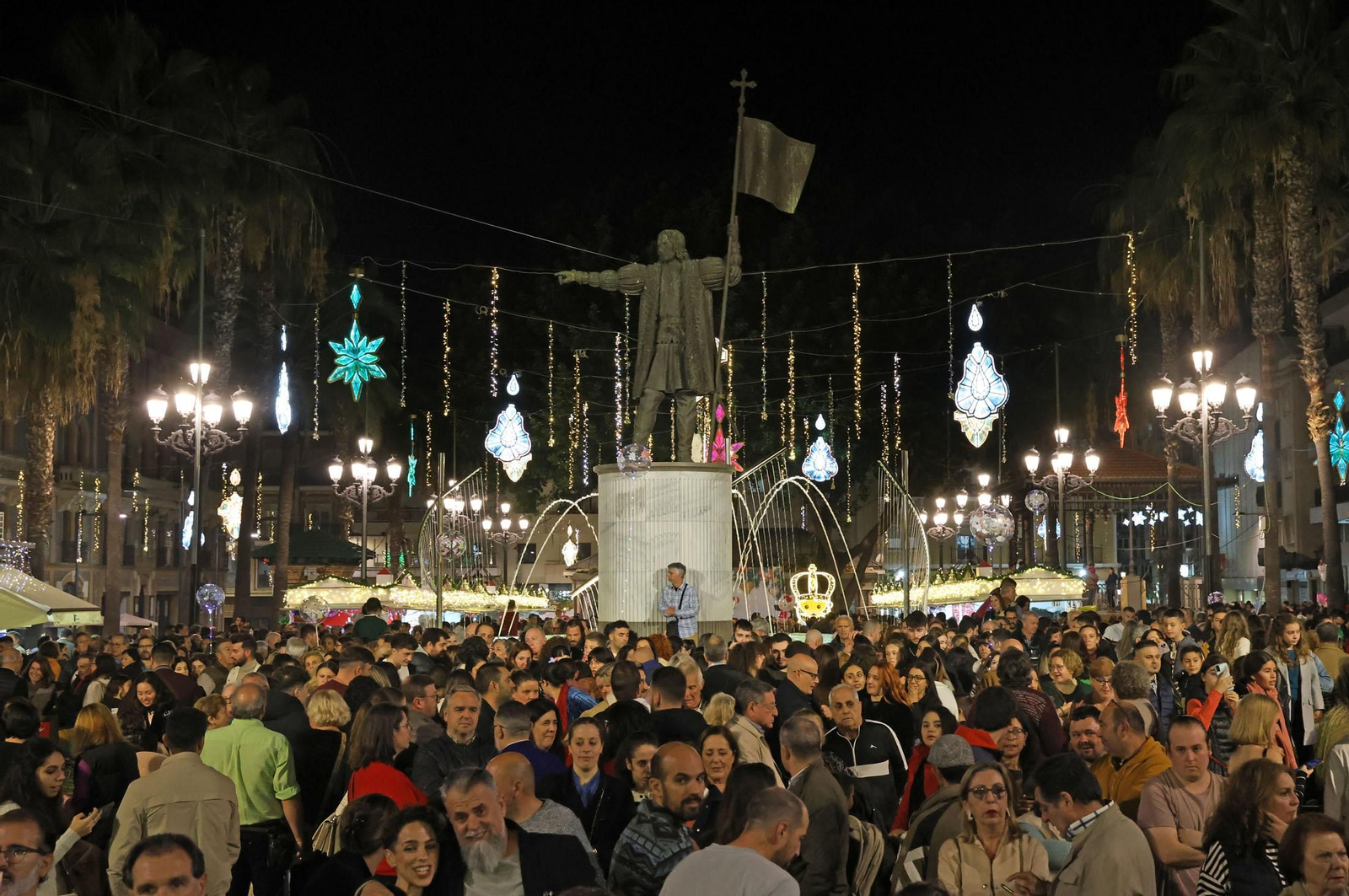 Imágenes de la nevada y alumbrado navideño en Huelva