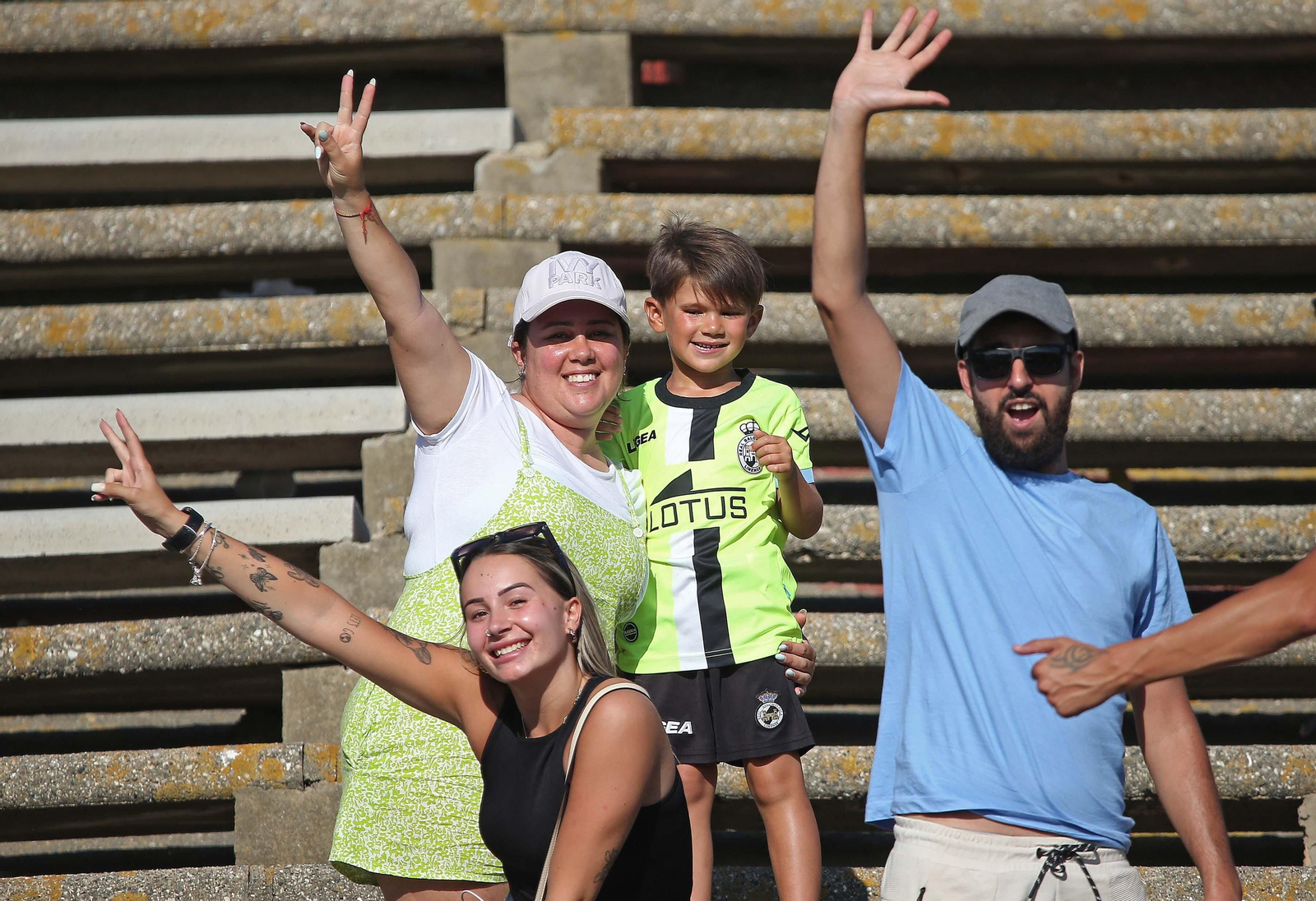 Fotos de la afición durante el Balona - Córdoba en el estadio municipal de La Línea