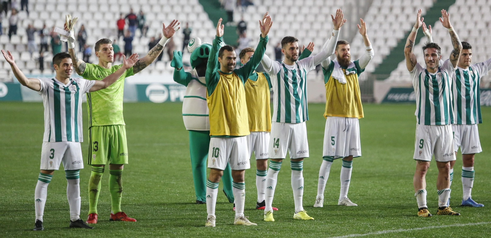 Los jugadores del Córdoba CF celebran un triunfo en El Arcángel con su afición.