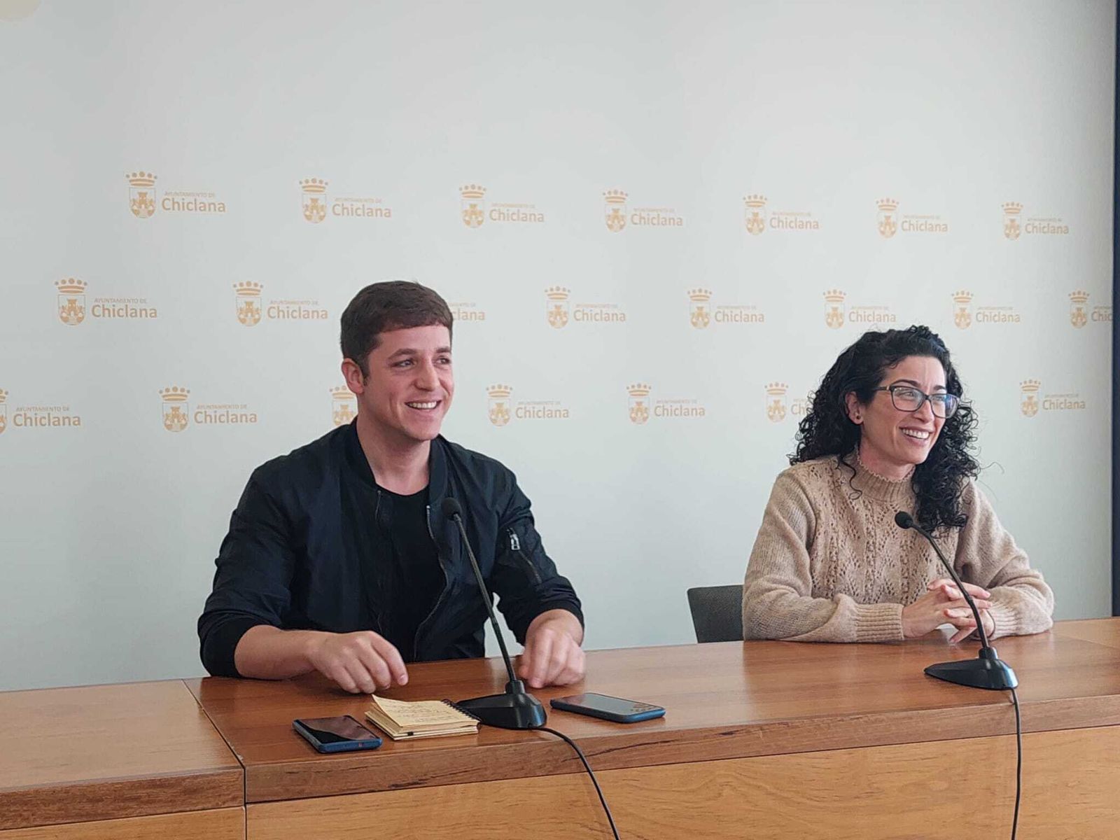 El delegado municipal José Alberto Cruz presenta el curso.