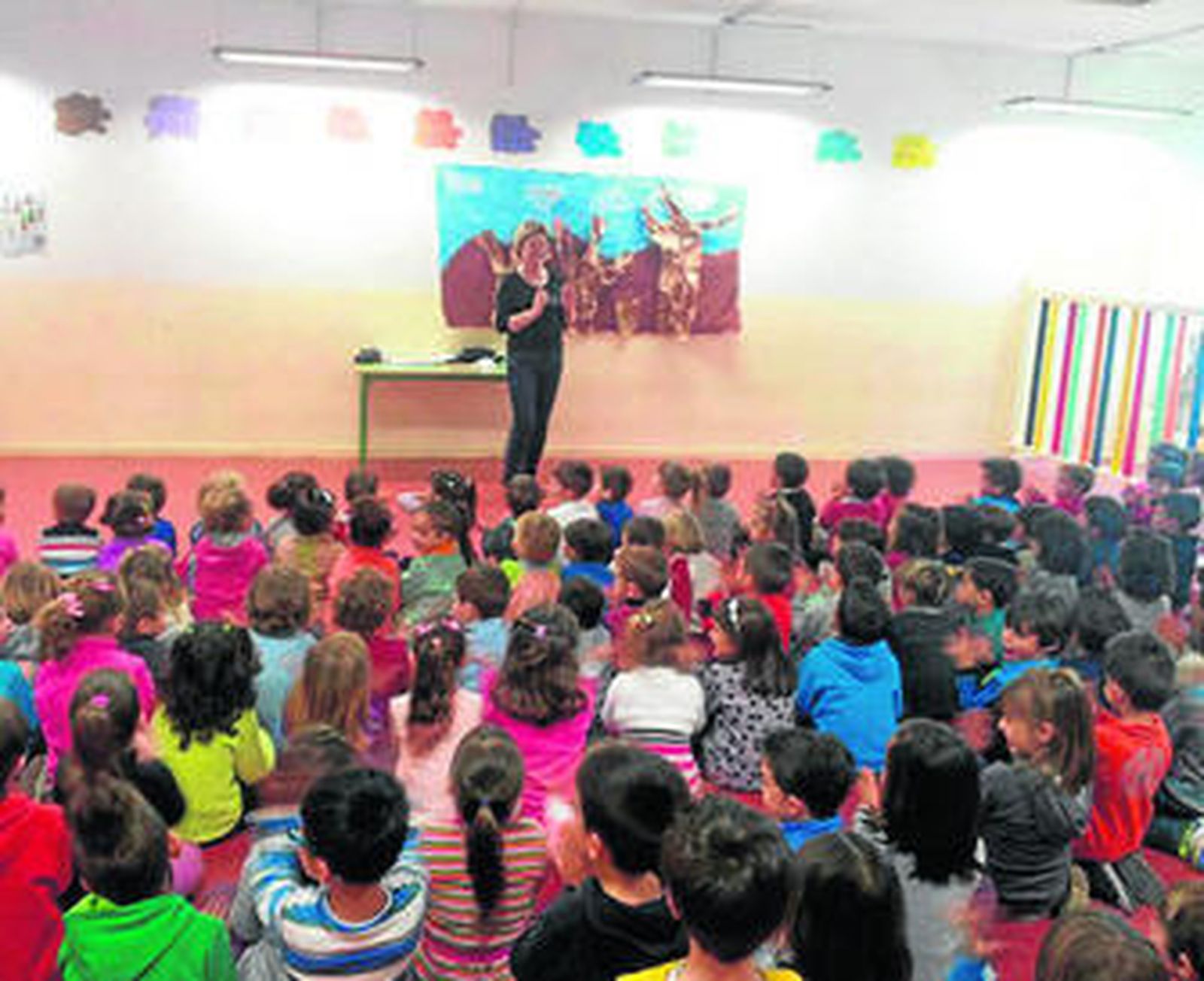 La escritora, durante una visita a un colegio de la provincia.