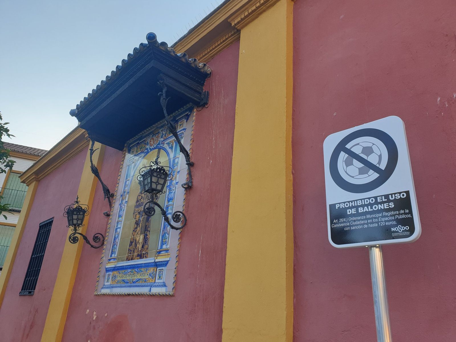 La placa que prohíbe el uso de balones.