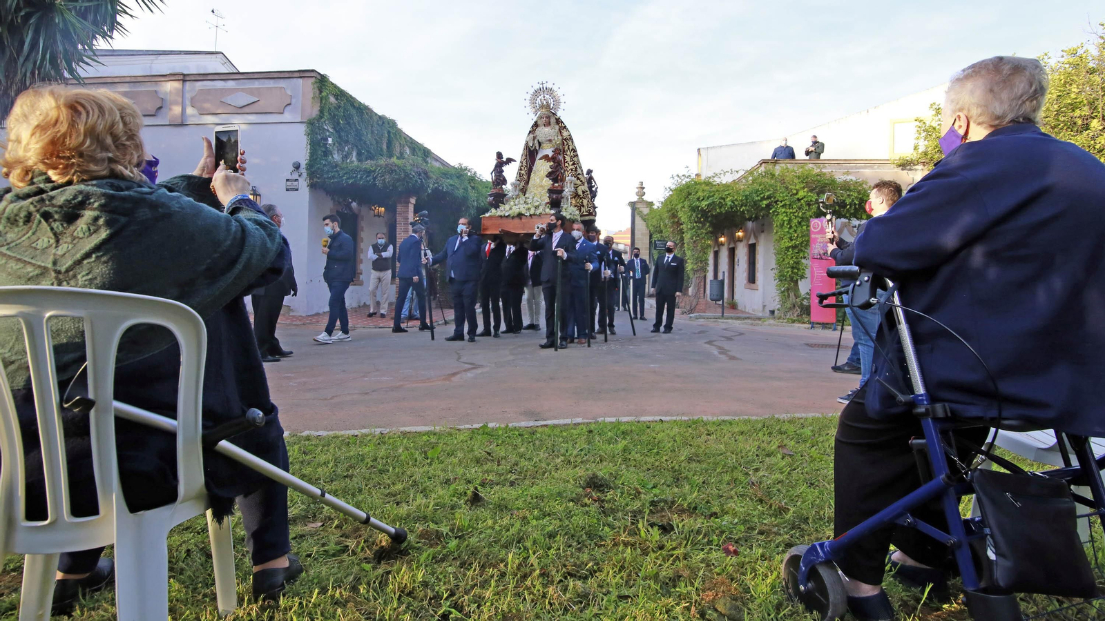 Imágenes del rosario de la Aurora de la Candelaria por los jardines de la Atalaya