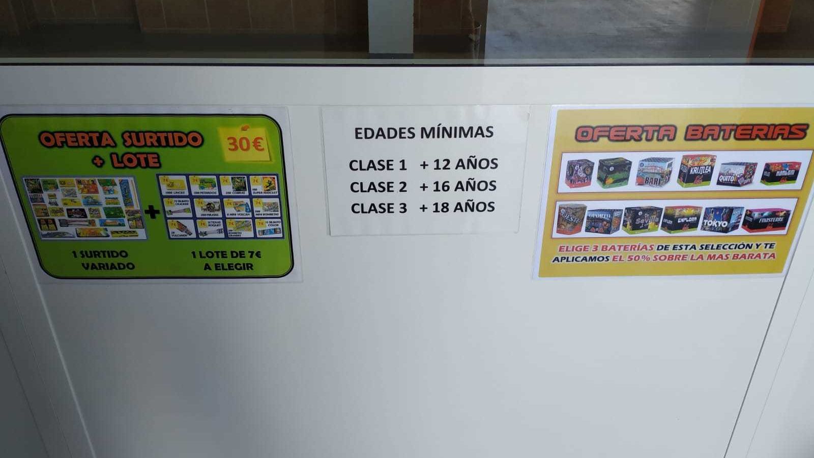 Un cartel en el que se advierte de las edades mínimas para usarlos en pirotecnia San Bartolomé, con punto de venta en Bollullos.