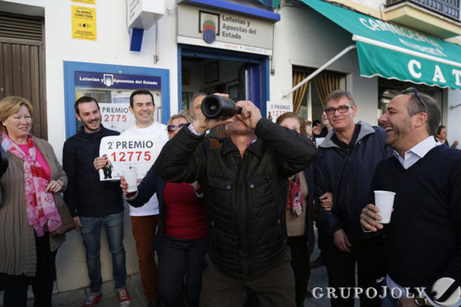 Vecinos de Osuna, agraciados con el segundo premio al número 12775.

Foto: M.J.López