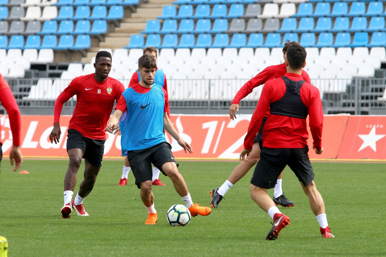 Sulayman presiona la conducción de balón de Pozo durante un entrenamiento.