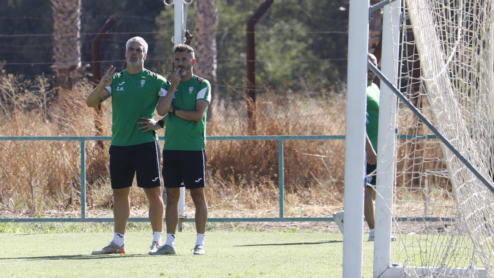 Iván Ania, junto a César Negredo, en un entrenamiento del Córdoba CF en la Ciudad Deportiva.