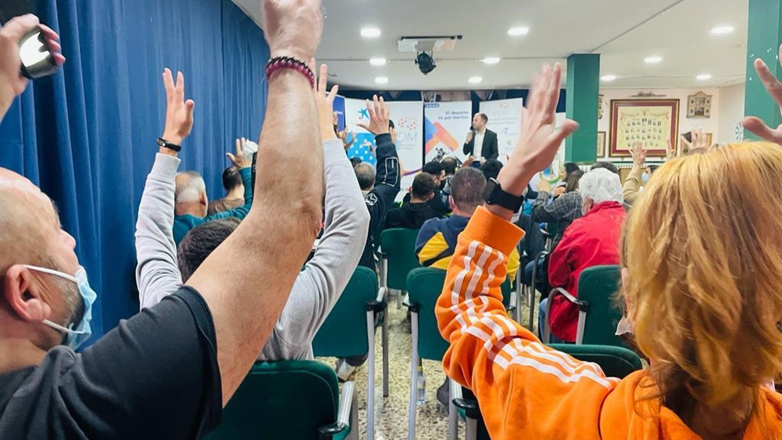 Los participantes en la charla.