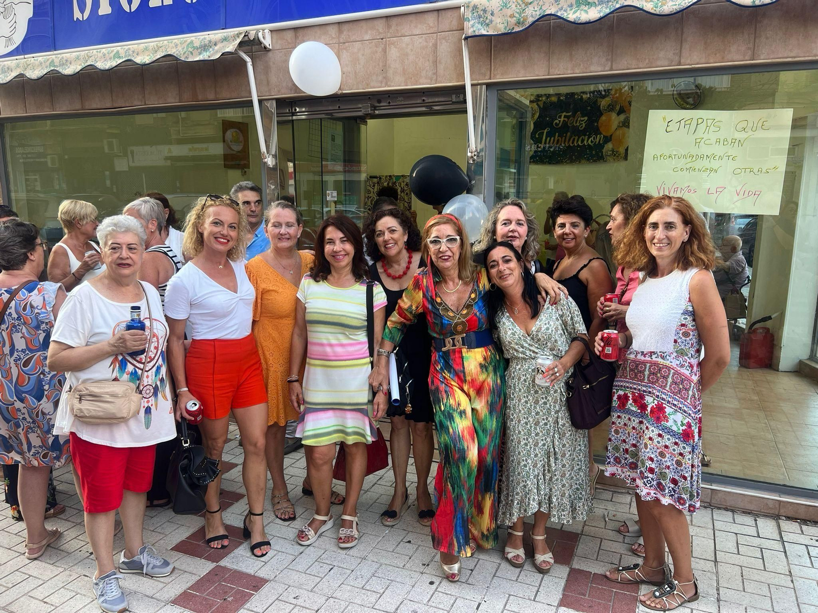 Helena, dueña de la tienda Siglo XX, junto a sus vecinas de Huelin