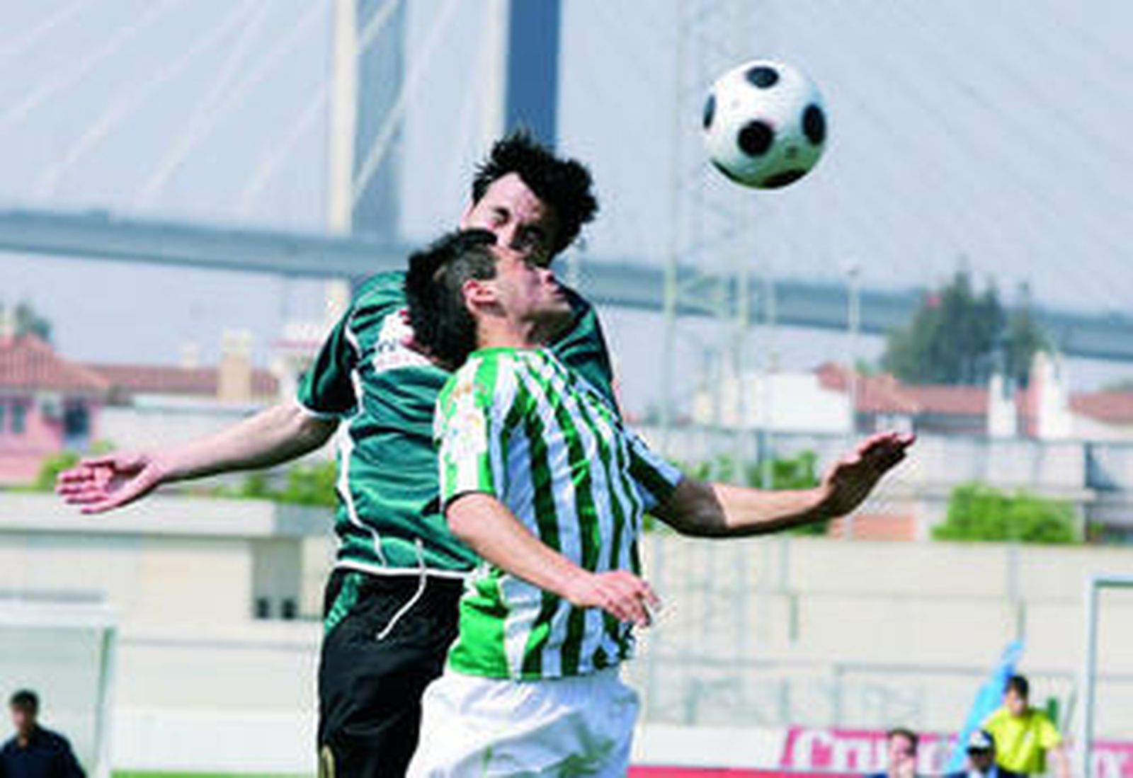 Valentín lucha con un jugador bético por un balón aéreo.