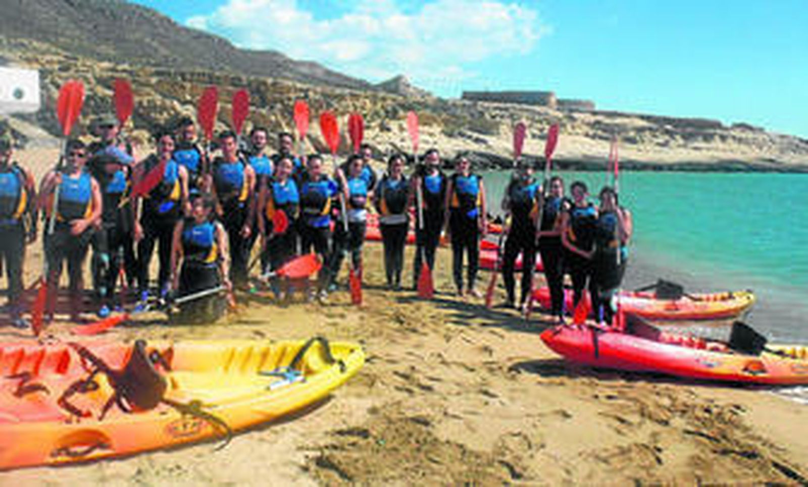 Surcar en kayak los acantilados volcánicos del Cabo de Gata