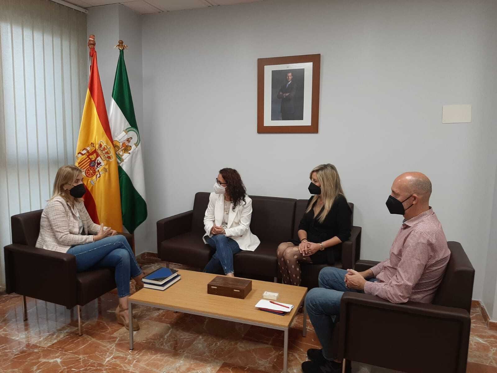 Un momento de la reunión mantenida por Manuela Parralo con representantes de CCOO.