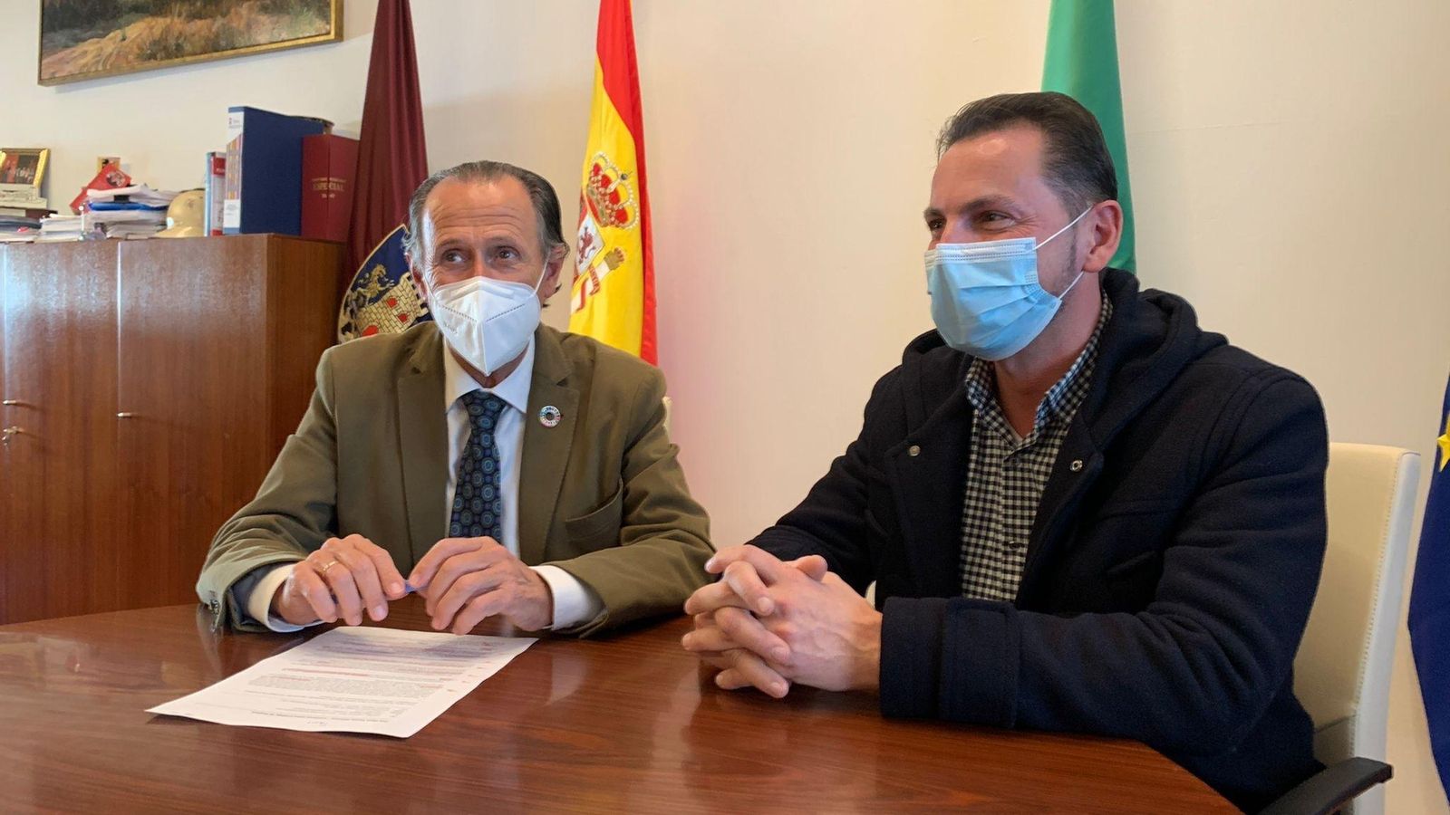 El alcalde y el gerente de Chiclana Natural, durante la presentación del nuevo pliego este viernes en Alcaldía.