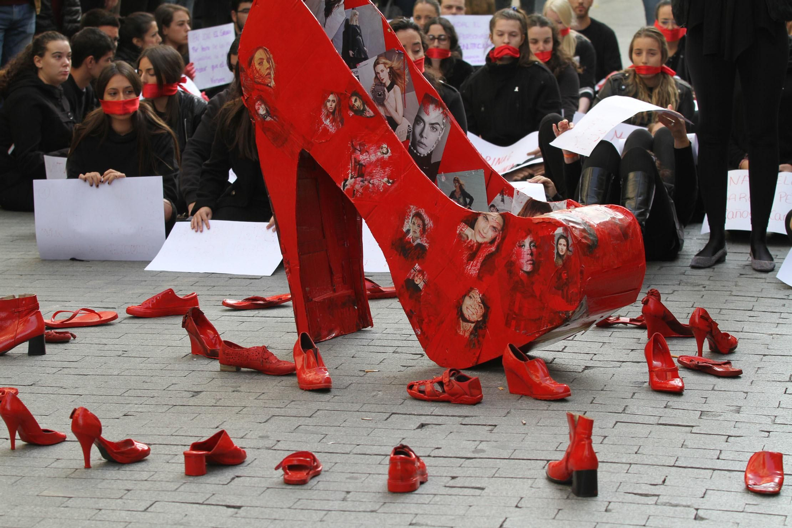 Lectura de manifiesto de violencia contra la mujer