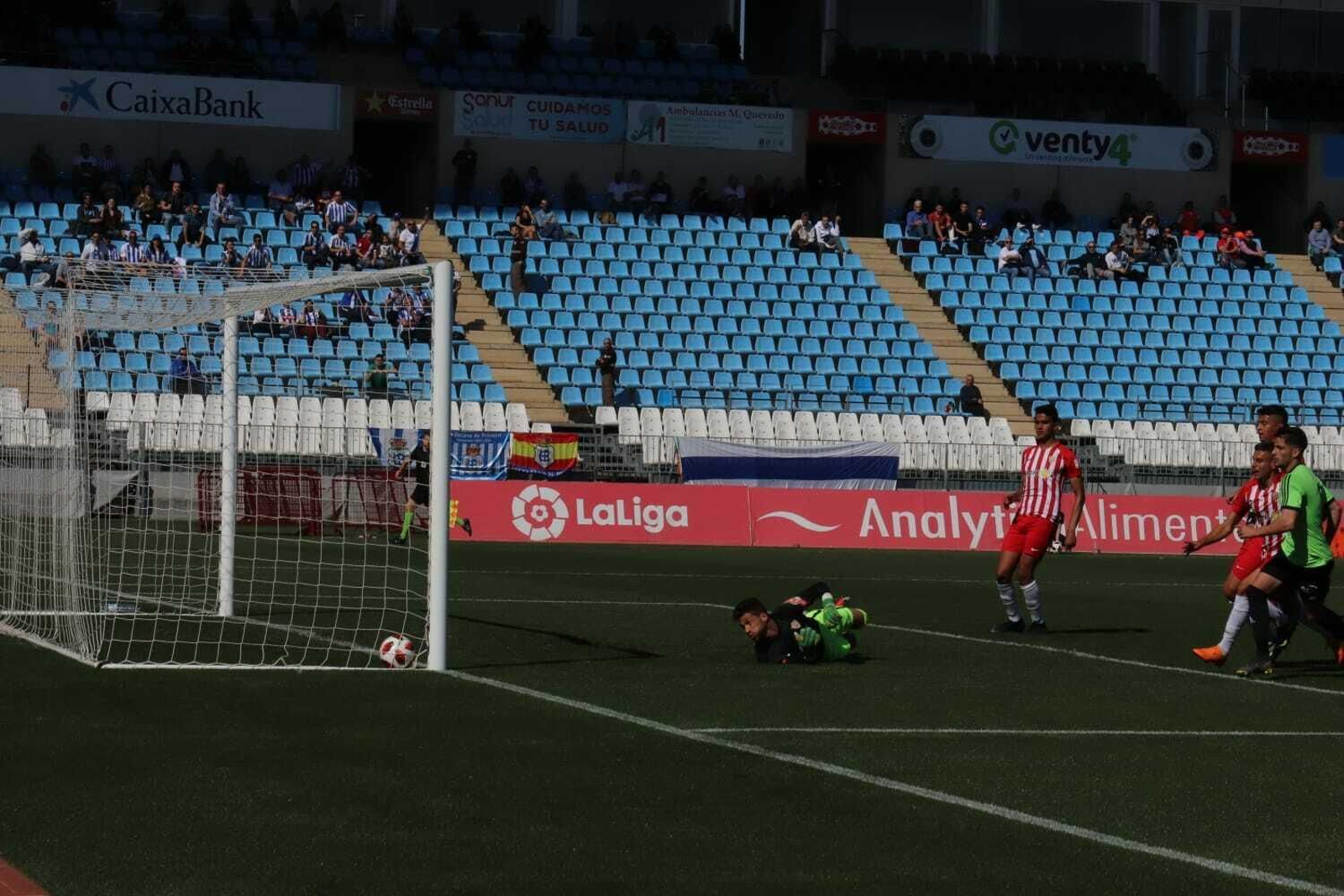 El balón entra en la portería del meta Jero en el 1-1.