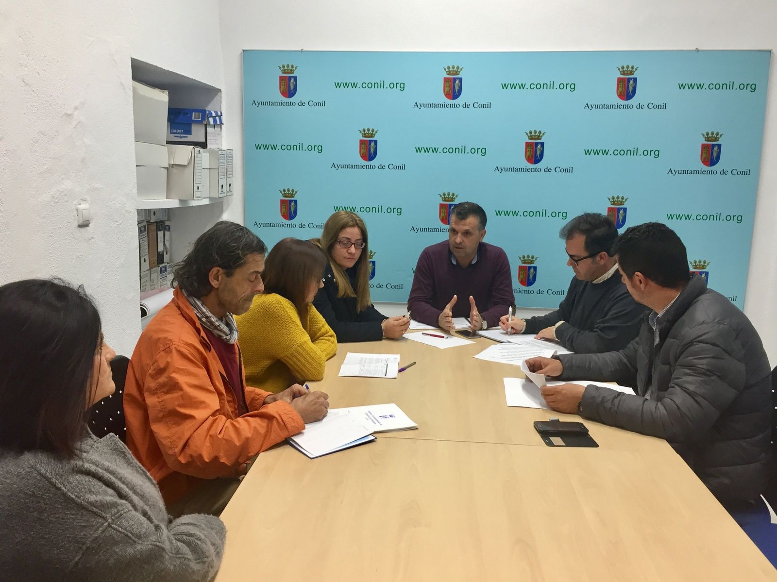 El alcalde, Juan Bermúdez, presidió la reunión para analizar la propuesta de revitalización del casco antiguo.
