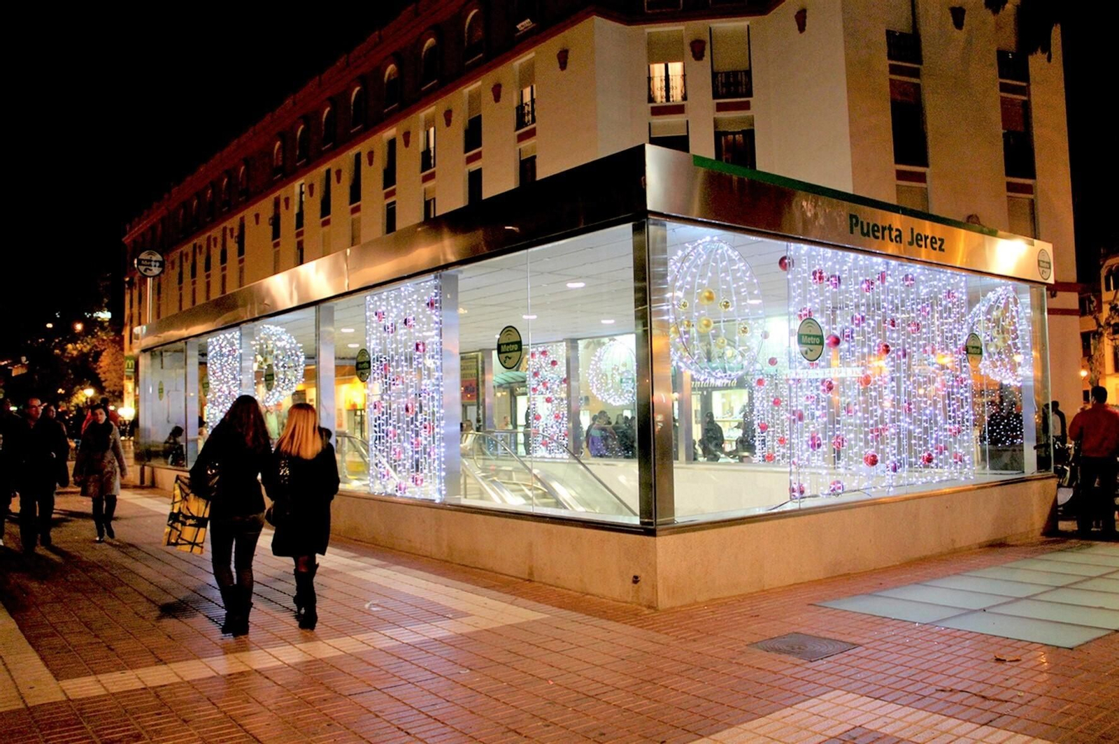 Metro de Sevilla pondrá trenes dobles para ofrecer más plazas en Navidad desde este viernes