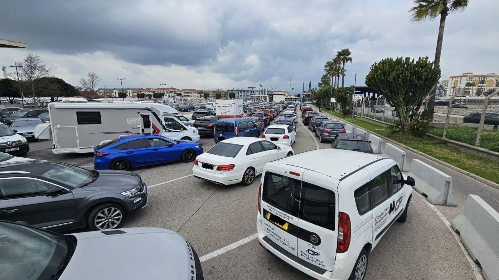 Una larga cola de vehículos se formó este viernes en Gibraltar a los pocos minutos de iniciarse el conrtrol de pasaportes.