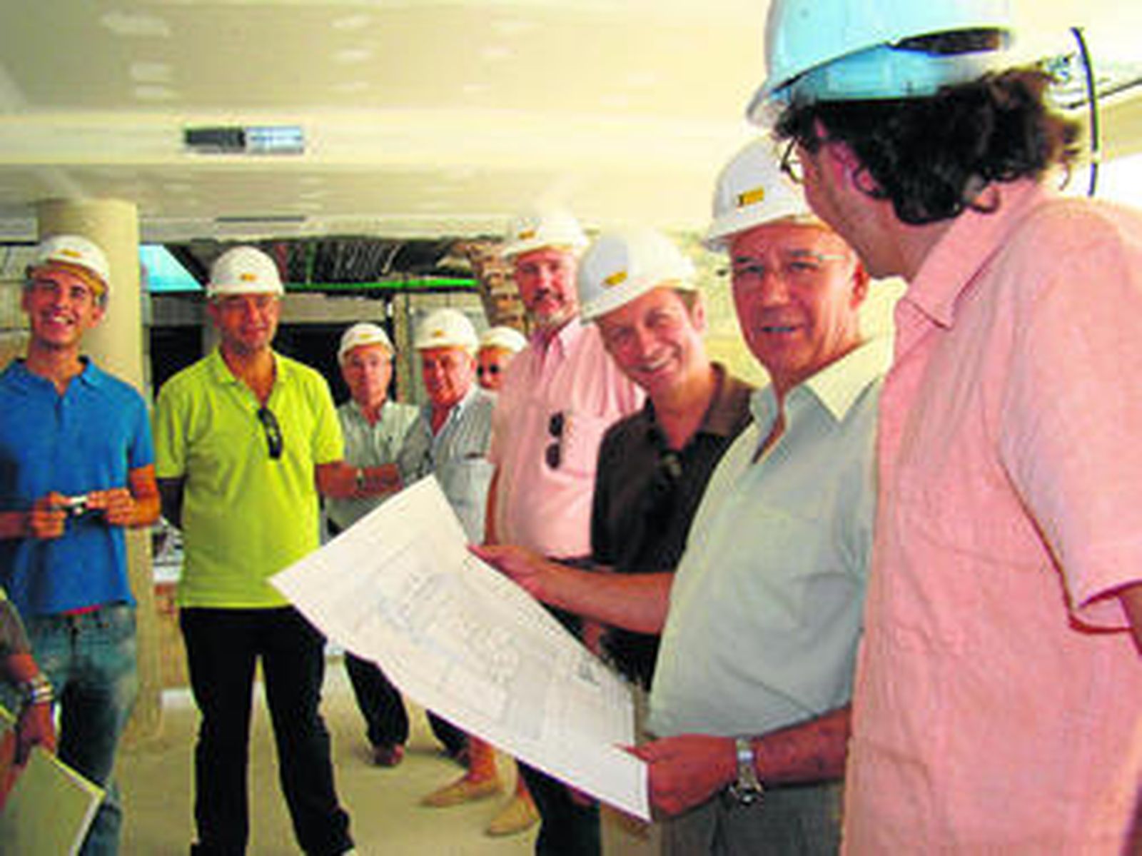 El delegado del distrito Este- Alcosa, con los planos de la obra,  durante la visita a la Plaza de Los Luceros