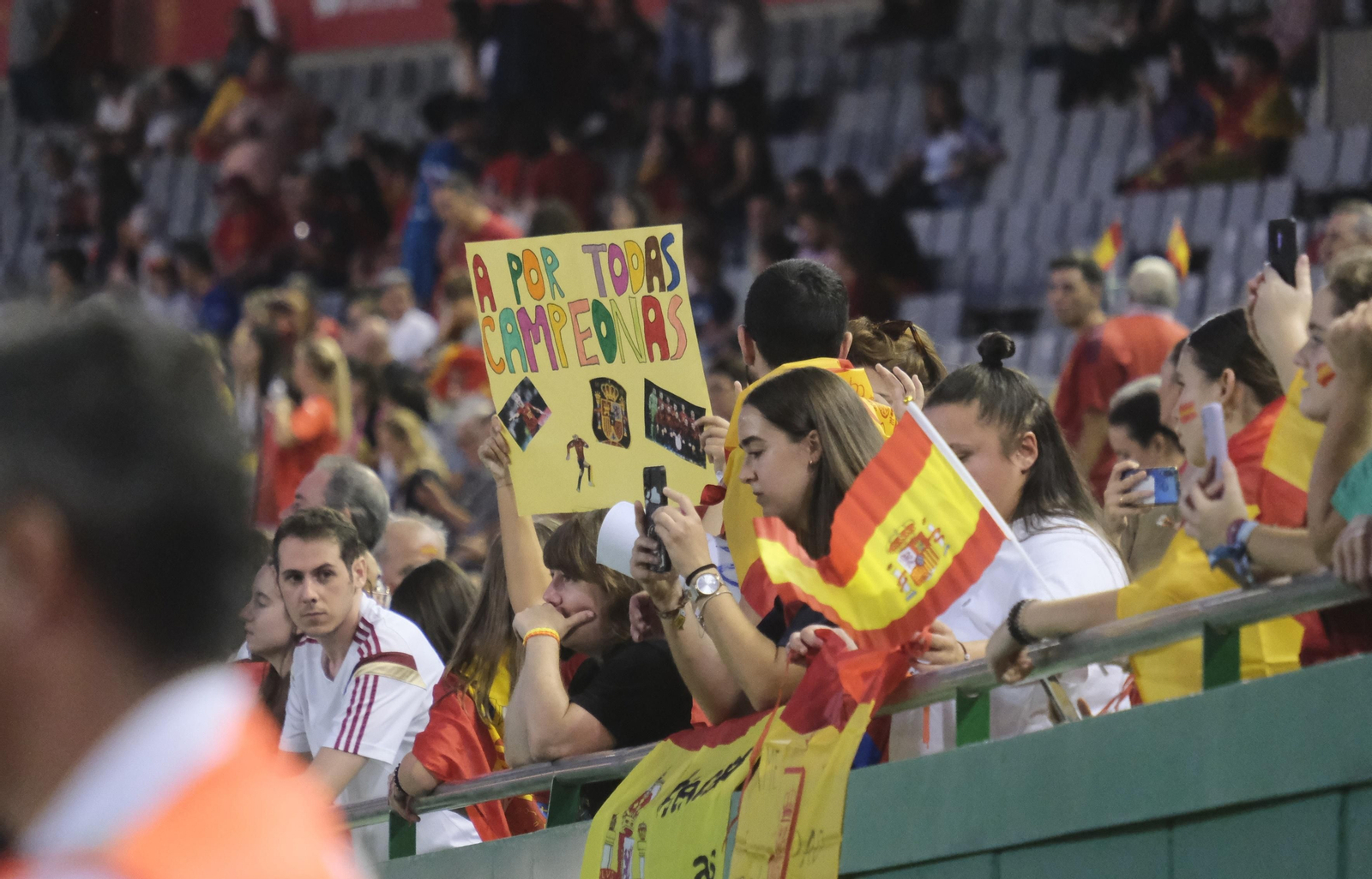 Las mejores fotos del ambiente en El Arcángel para el España - Suiza