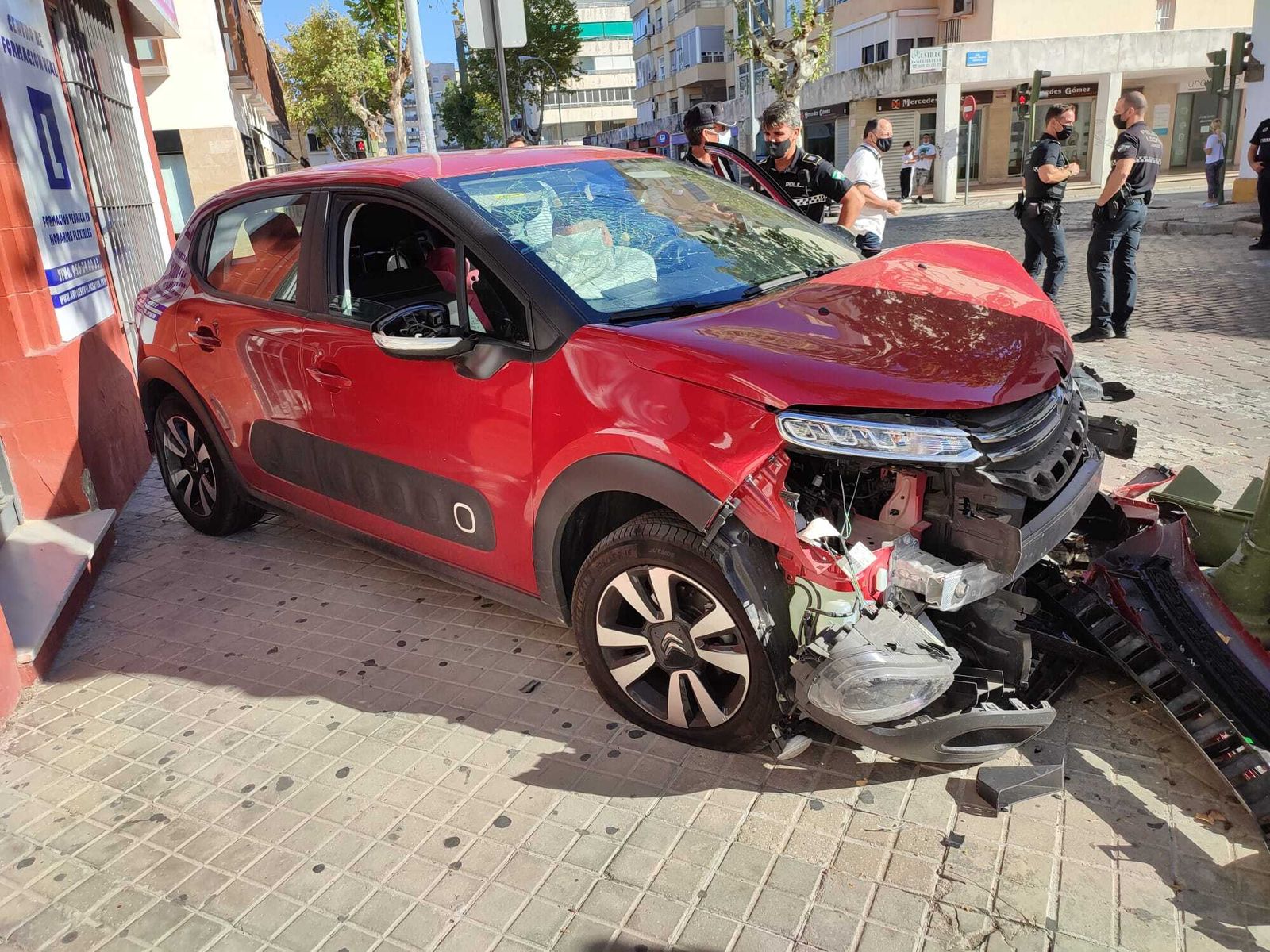 Agentes de la Policía Local esta tarde ante el coche accidentado.