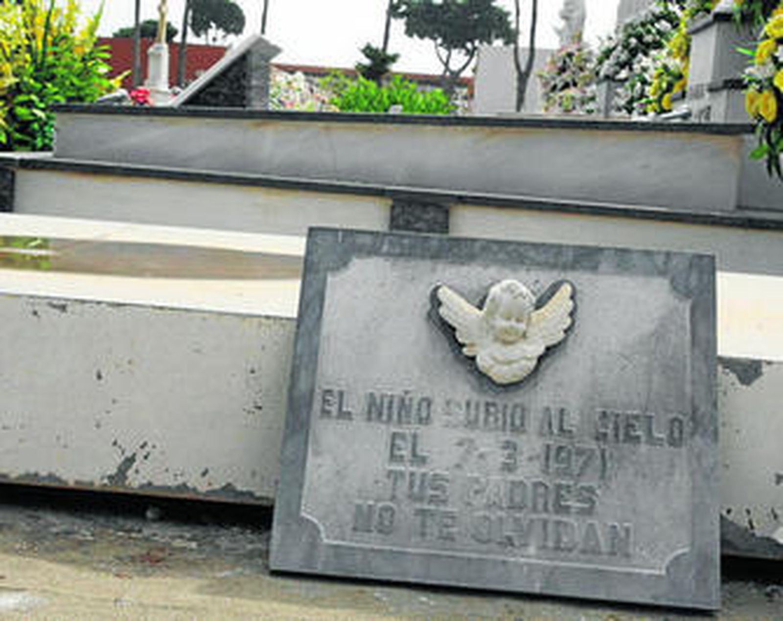La lápida de la sepultura del bebé que falleció en 1971, en el cementerio de La Línea.