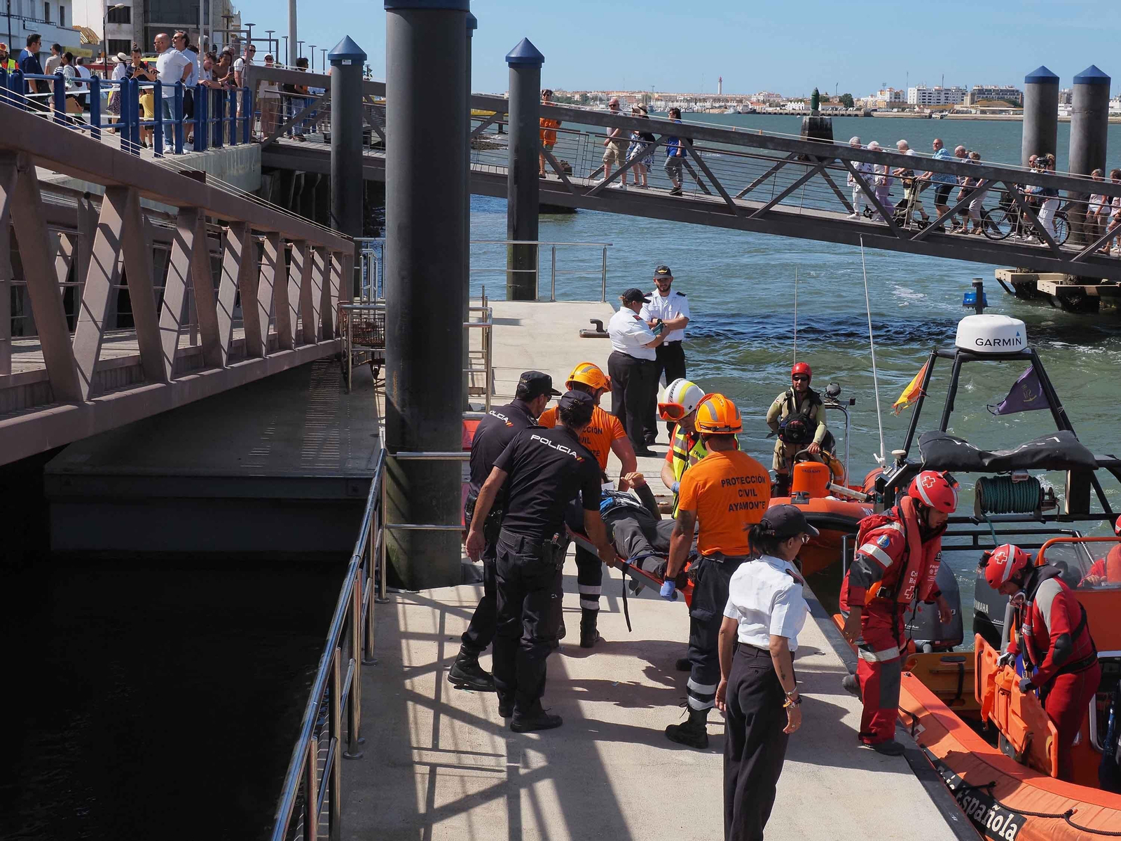 Las mejores imágenes del choque entre un ferry y un pesquero en medio del Guadiana