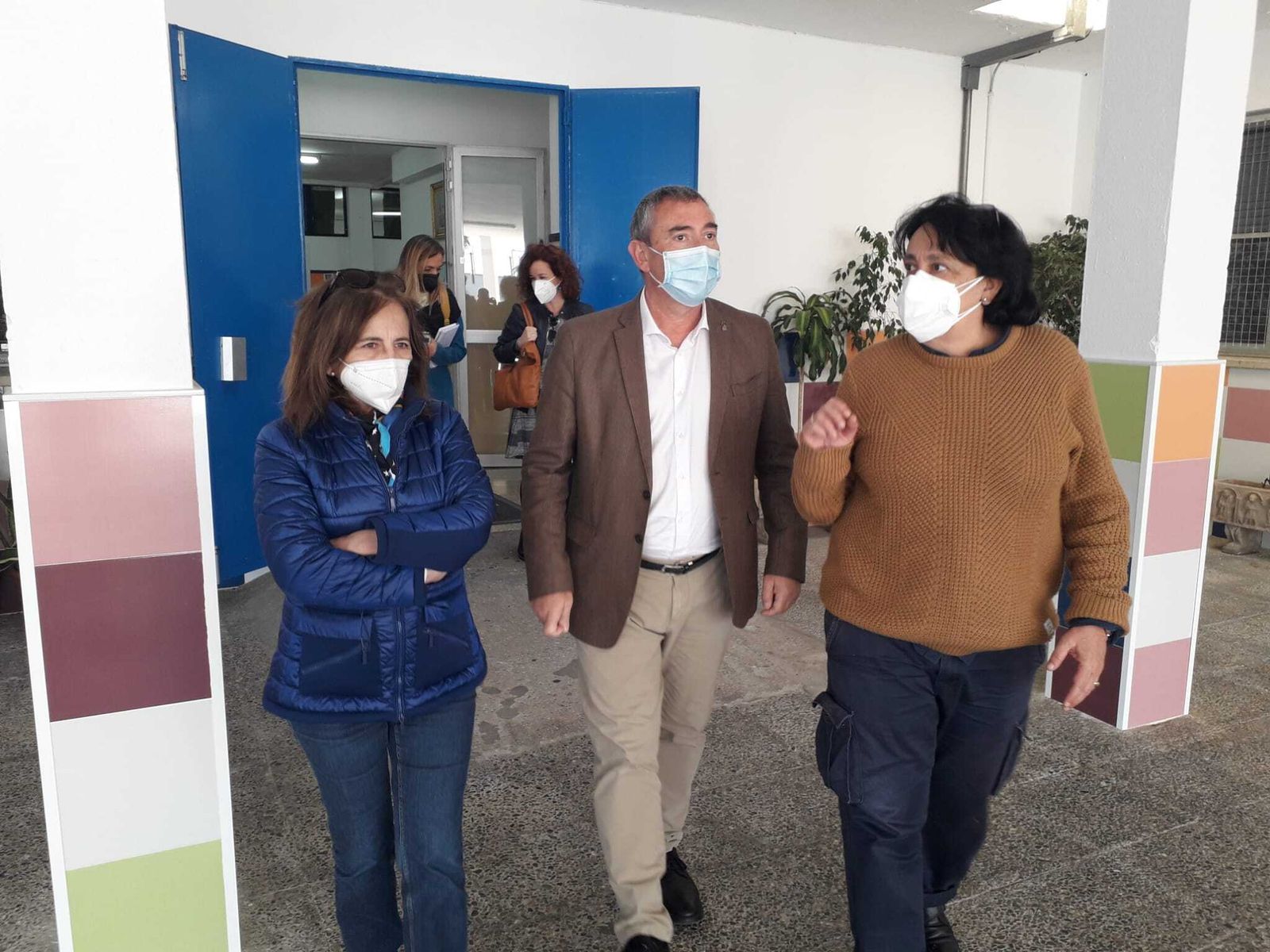 El delegado de Educación, Miguel Andréu, en una visita reciente al CEIP Gadir de Cádiz.