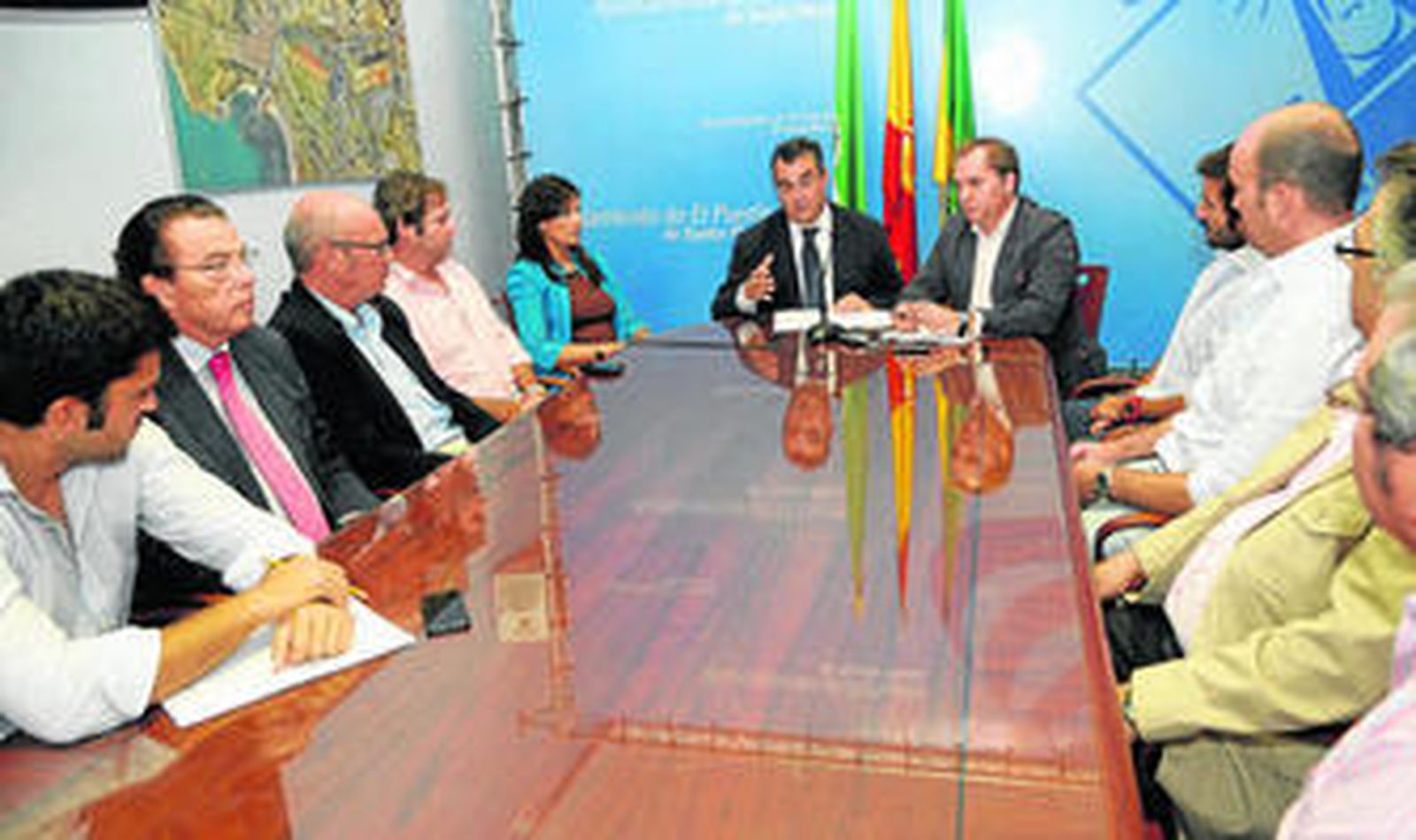 El alcalde y Raúl Capdevila, edil responsable del área de Comercio, estuvieron arropados en la rueda de prensa por varios representantes del sector.