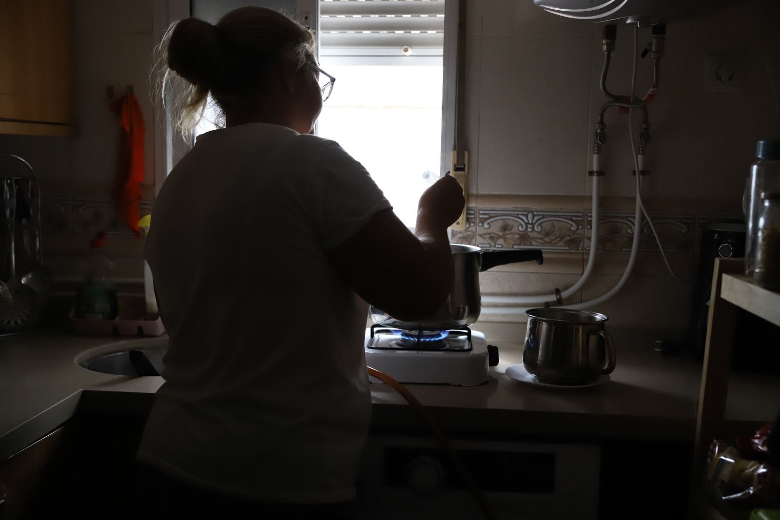 Una mujer cocina el almuerzo.