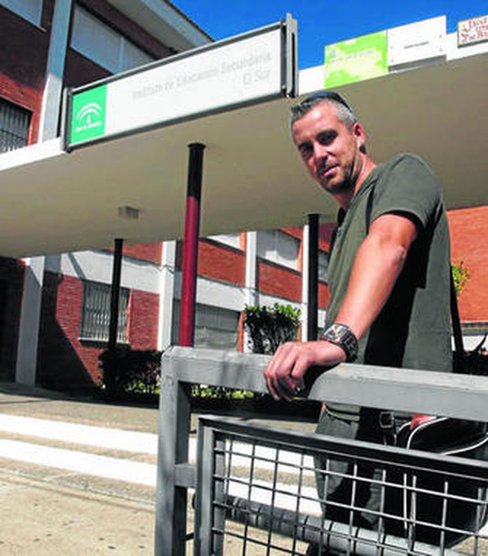 Francisco Martínez, a las puertas del instituto El Sur de Lepe.