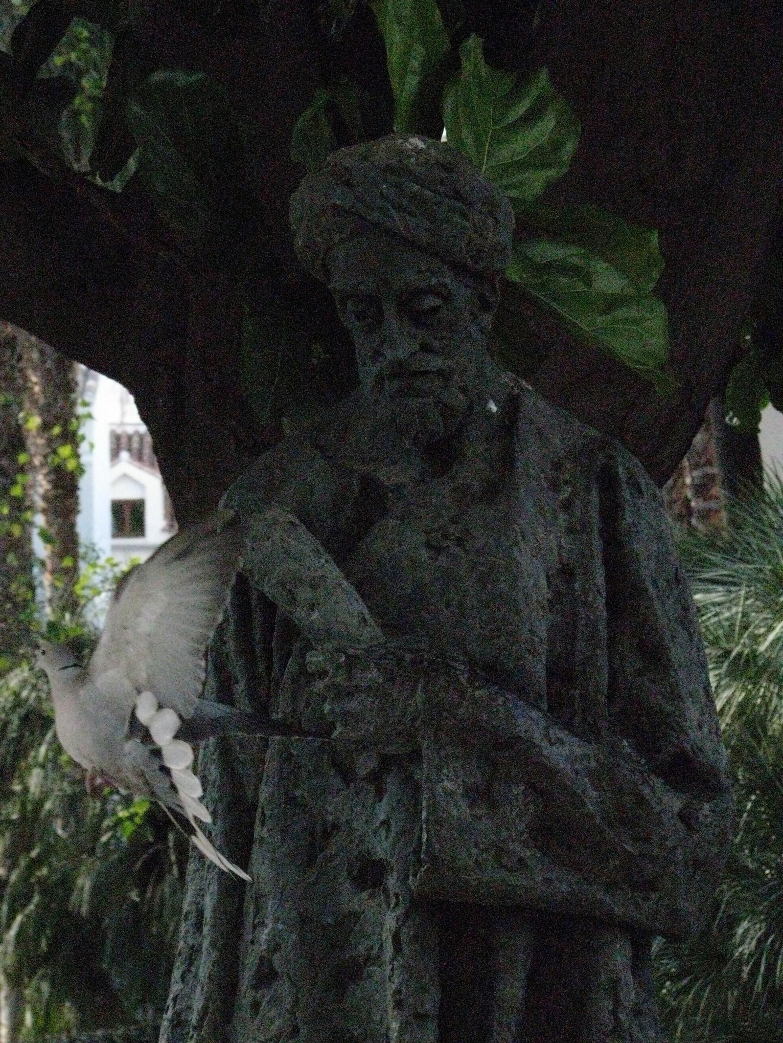 Escultura dedicada a Ibn Gabirol (Málaga, ¿1021? – Valencia, ¿1058?), en la calle Alcazabilla.