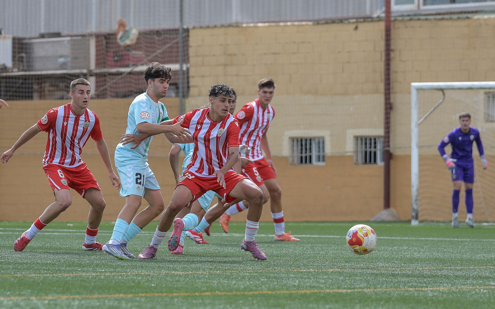 Disputa por un balón durante el encuentro de la primera vuelta disputado en el Francisco Pomedio.