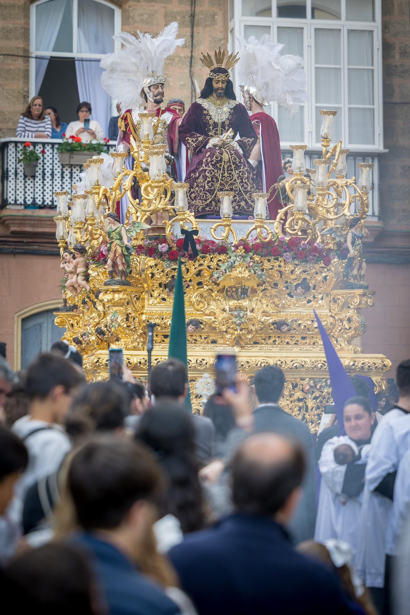 Imágenes de la salida de Cigarreras en la Semana Santa de Cádiz 2025