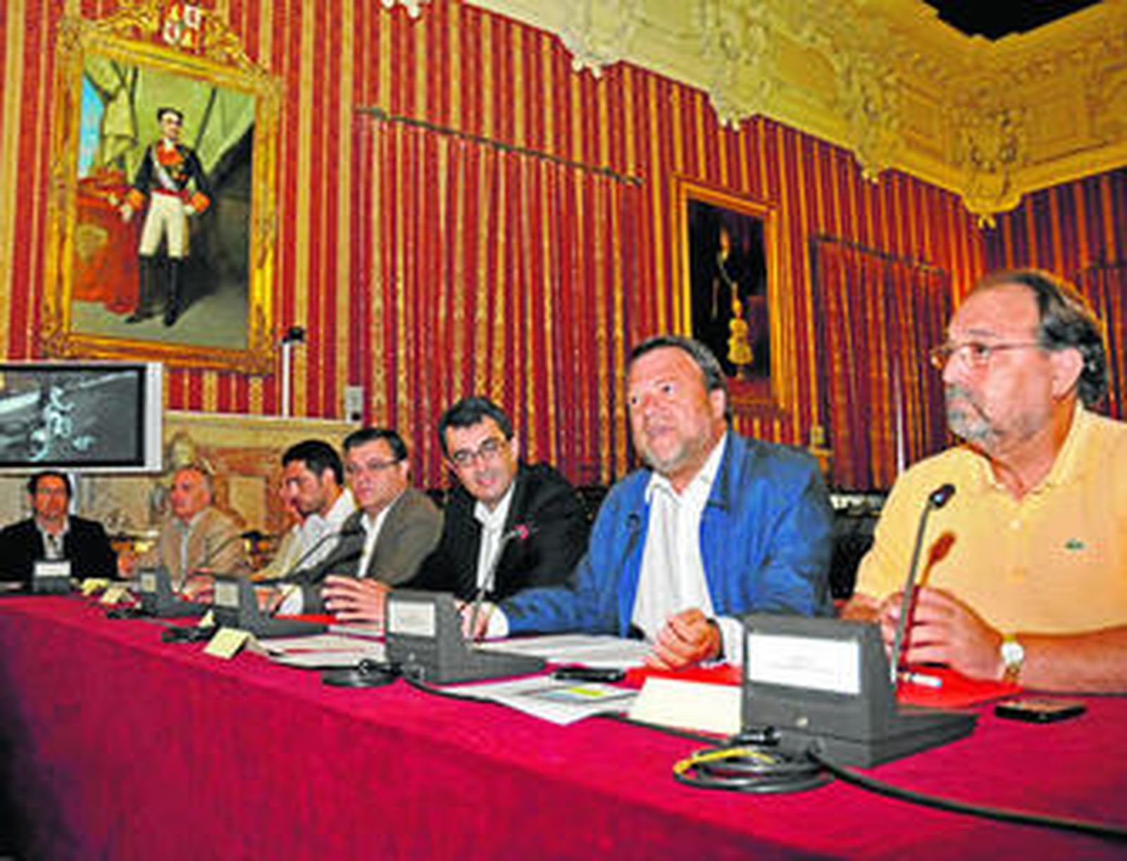 El alcalde de Sevilla, Alfredo Sánchez Monteseirín , ayer en la rueda de prensa que ofreció en el Ayuntamiento.