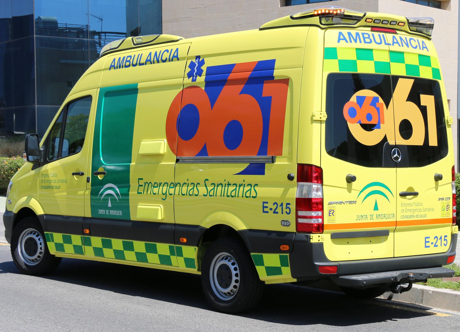 Imagen que presentan los nuevos vehículos adquiridos por la empresa pública de emergencias sanitarias.