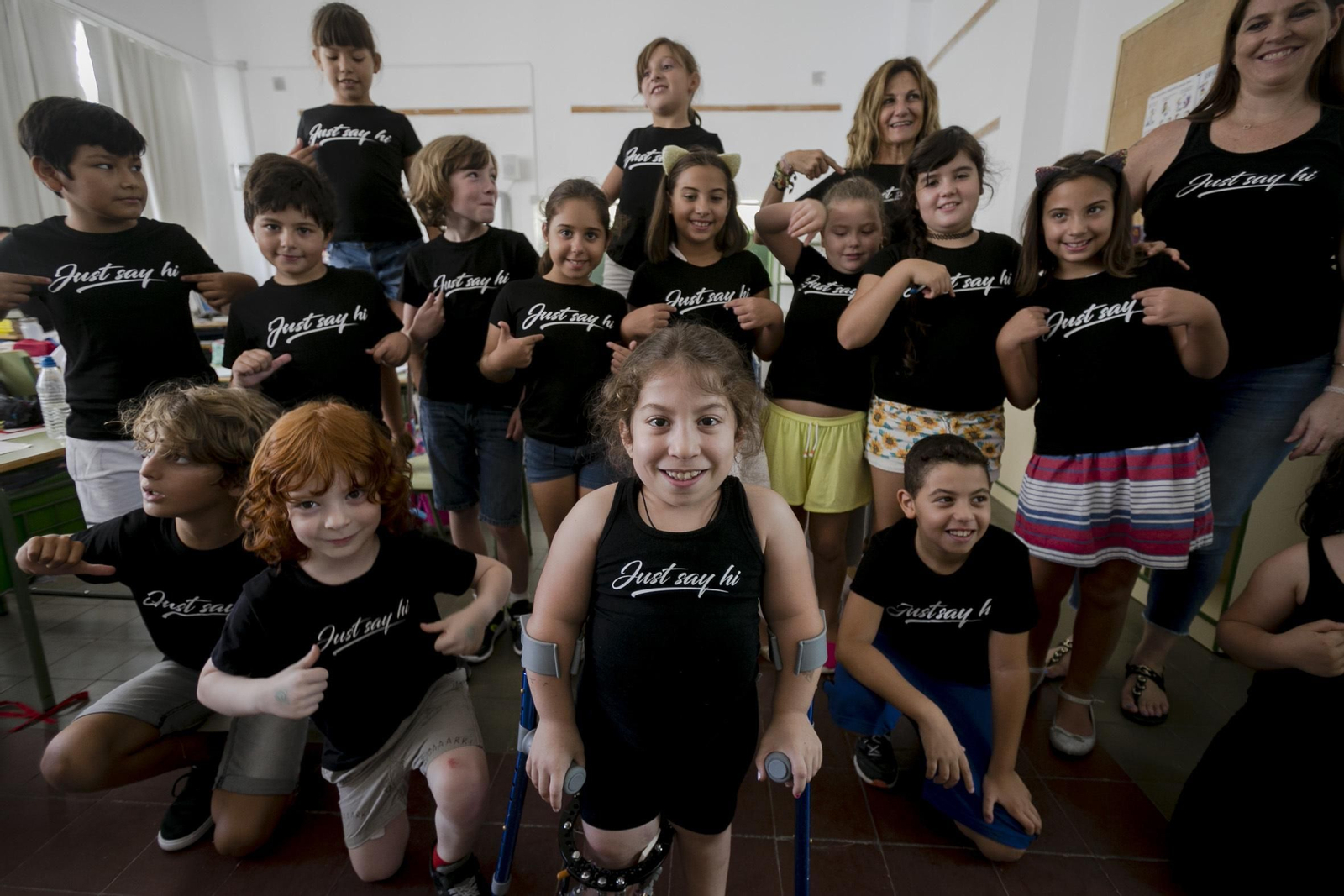 Marcela, su hermano y sus compañeros de clase posan con las camisetas de la campaña.