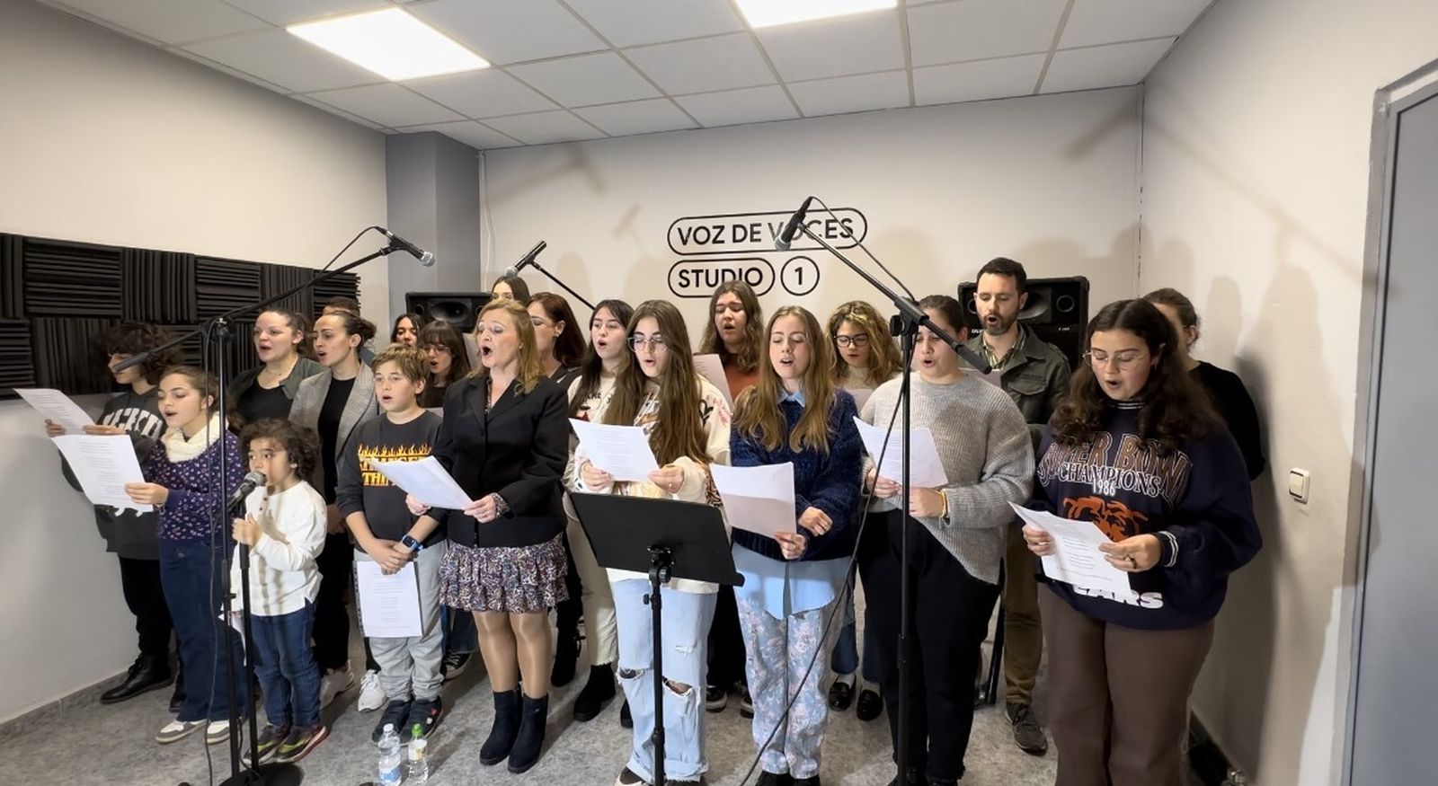 Los alumnos de la escuela de canto que han puesto voz al renovado himno durante la grabación