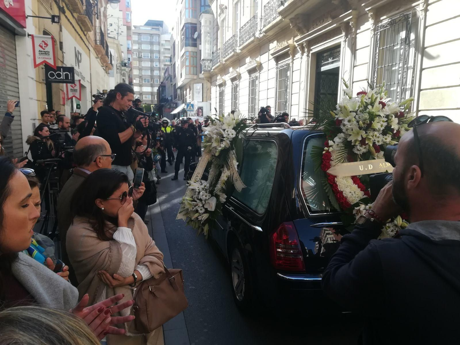 Las imágenes de la capilla ardiente de Gabriel Cruz.