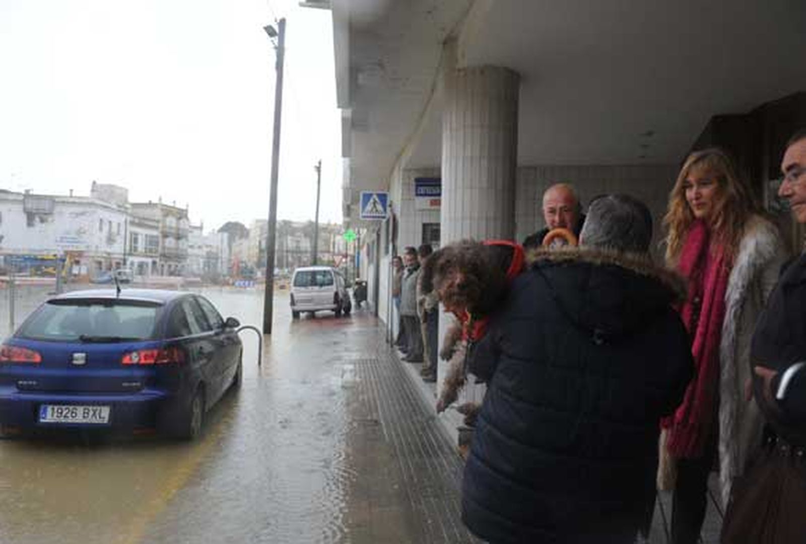 La intensa lluvia caída durante el fin de semana obligó a cortar el tráfico de acceso a Chiclana. En San Fernando, el agua alcanzó el metro de altura en la Venta de Vargas.

Foto: Sonia Ramos-Elias Pimentel
