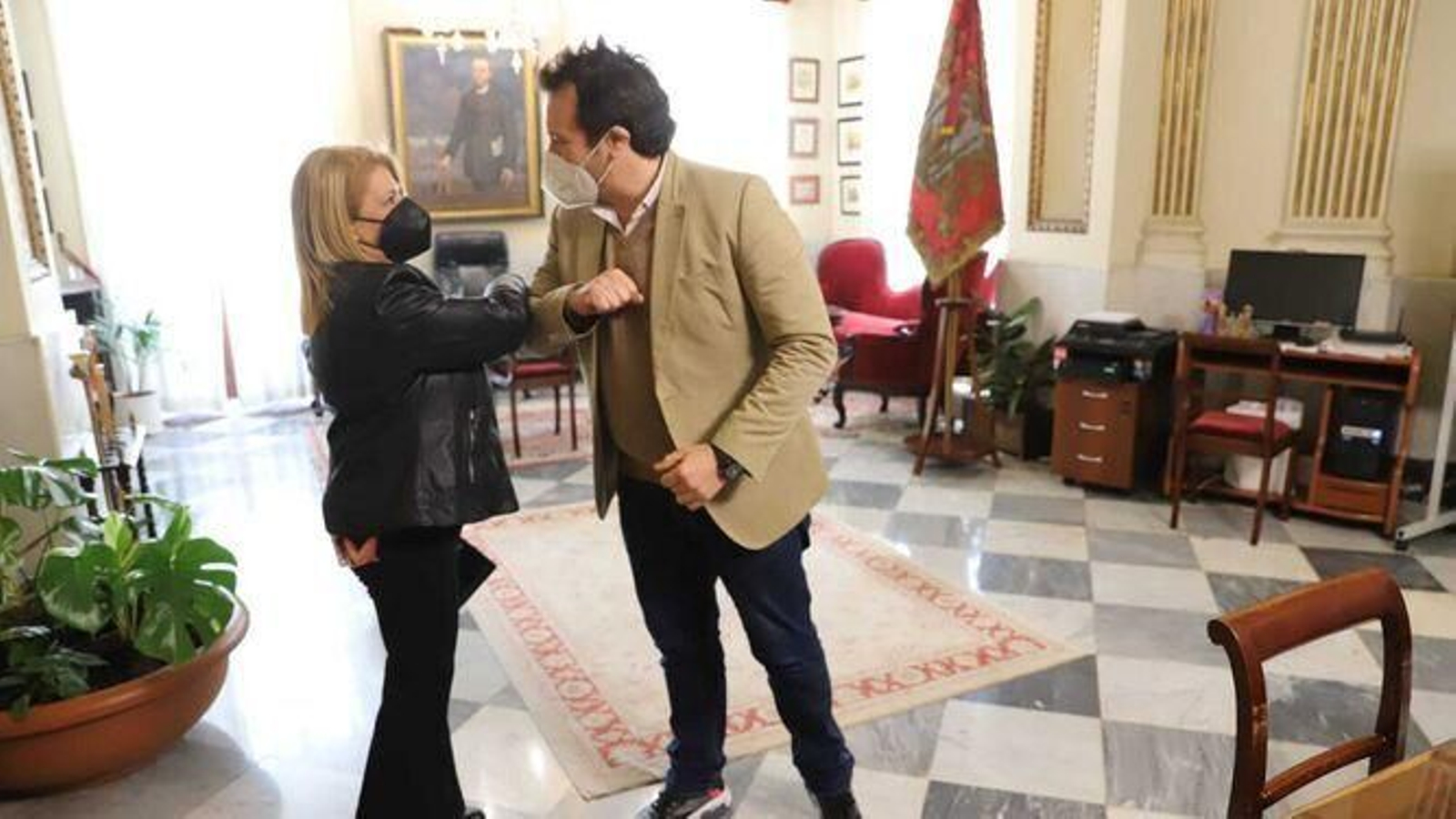 Mamen Sánchez, con José María González ‘Kichi’ en su visita al Ayuntamiento de Cádiz.